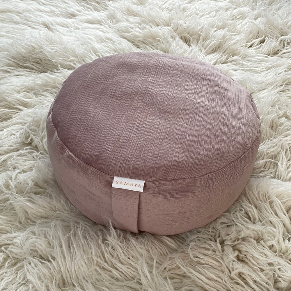 Samaya Round Meditation Cushion - Velvet Blush